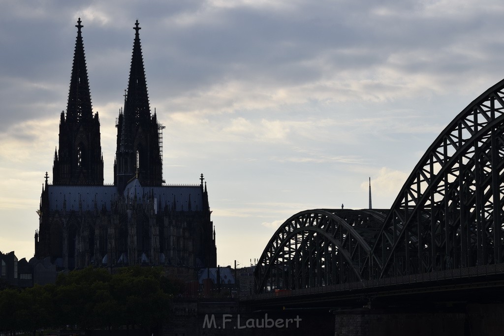 PSpringt kein Suizid Brueckenspringer Koeln Hohenzollernbruecke P059.JPG - Miklos Laubert